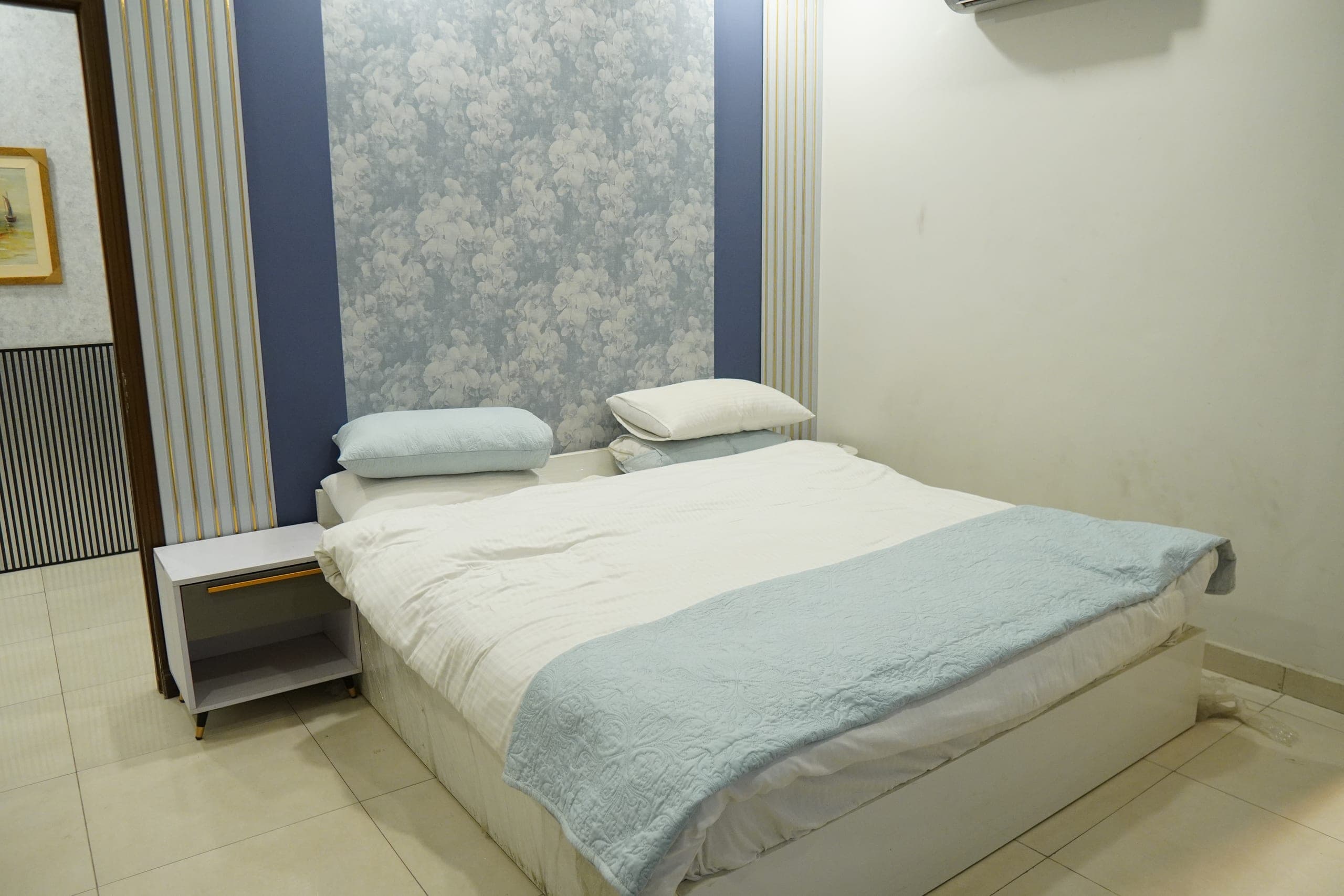Deluxe Room 202 at ZEEMAKS APARTMENTS