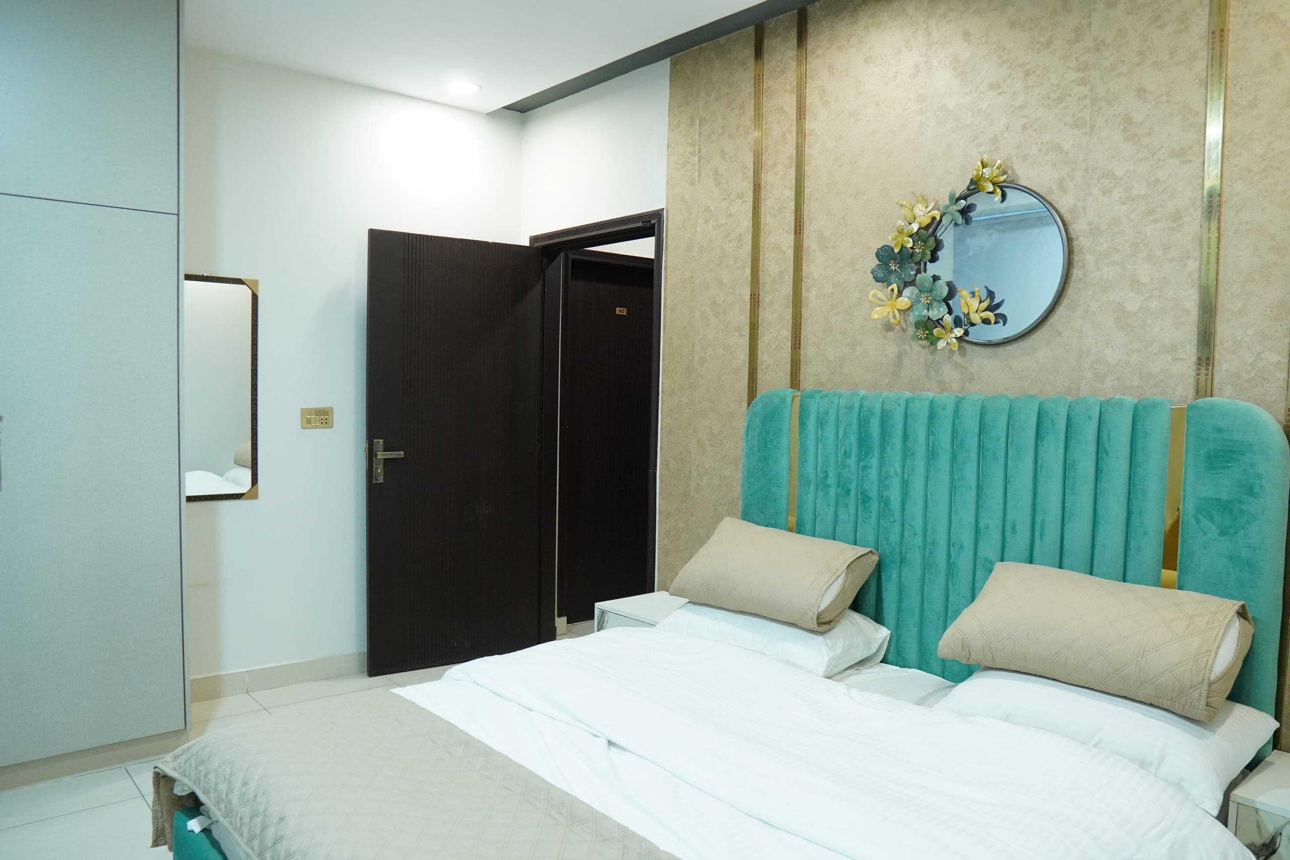Deluxe Room 303 at ZEEMAKS APARTMENTS